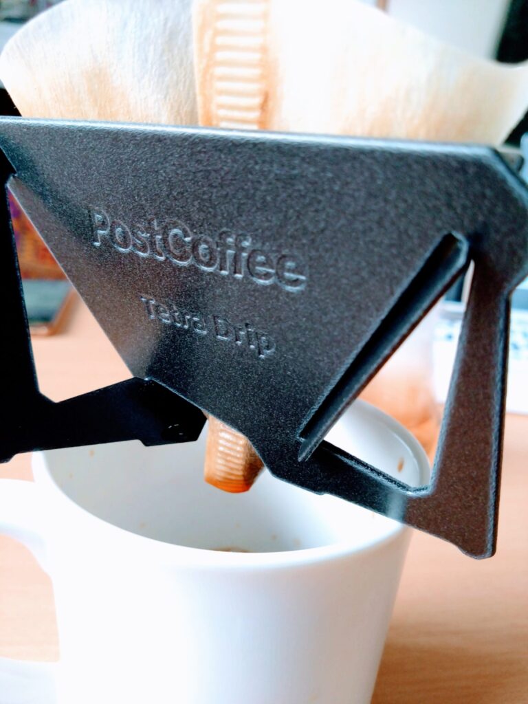PostCoffeeの初回セットに含まれる、組み立て式のドリッパーを組み立てている様子。
