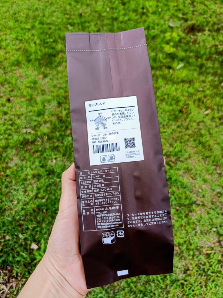 土居珈琲「甘いブレンド」のパッケージ裏面に記載された、原材料や焙煎日などの表示