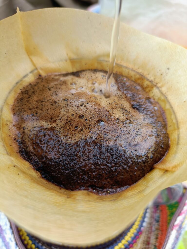 ハンドドリップでお湯を注ぎ、ふっくらと膨らむ土居珈琲「甘いブレンド」のコーヒー粉