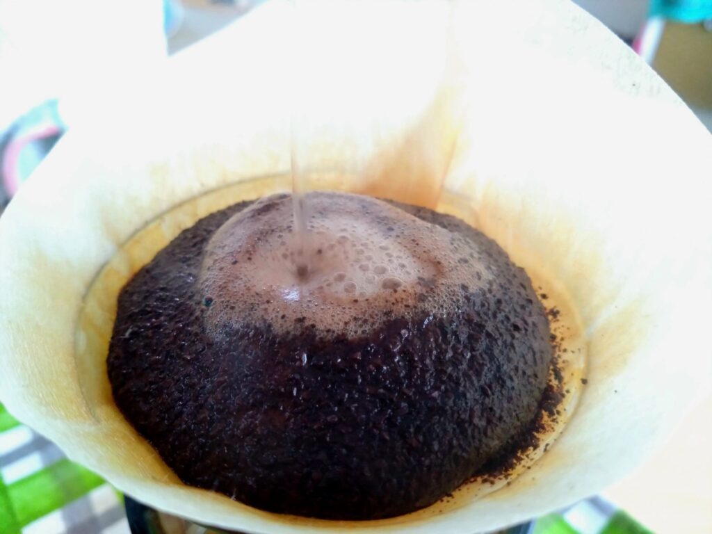 お湯を注いでふっくらと膨らむモカ シャキッソのコーヒー豆