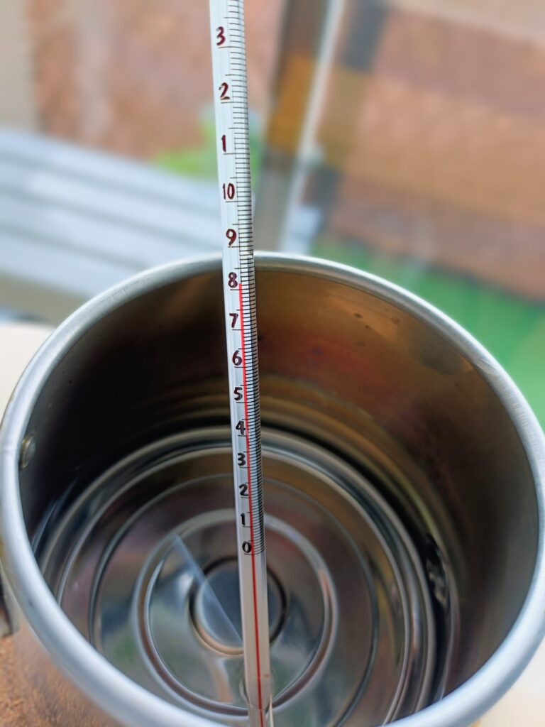 お湯の温度を81℃に調整して準備したイニックコーヒーのドリップ準備シーン