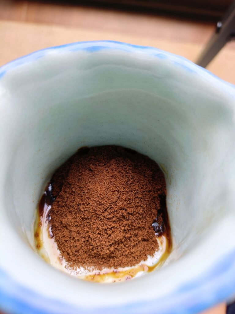 イニックコーヒー「スムースアロマ」のパウダーをカップに入れた様子