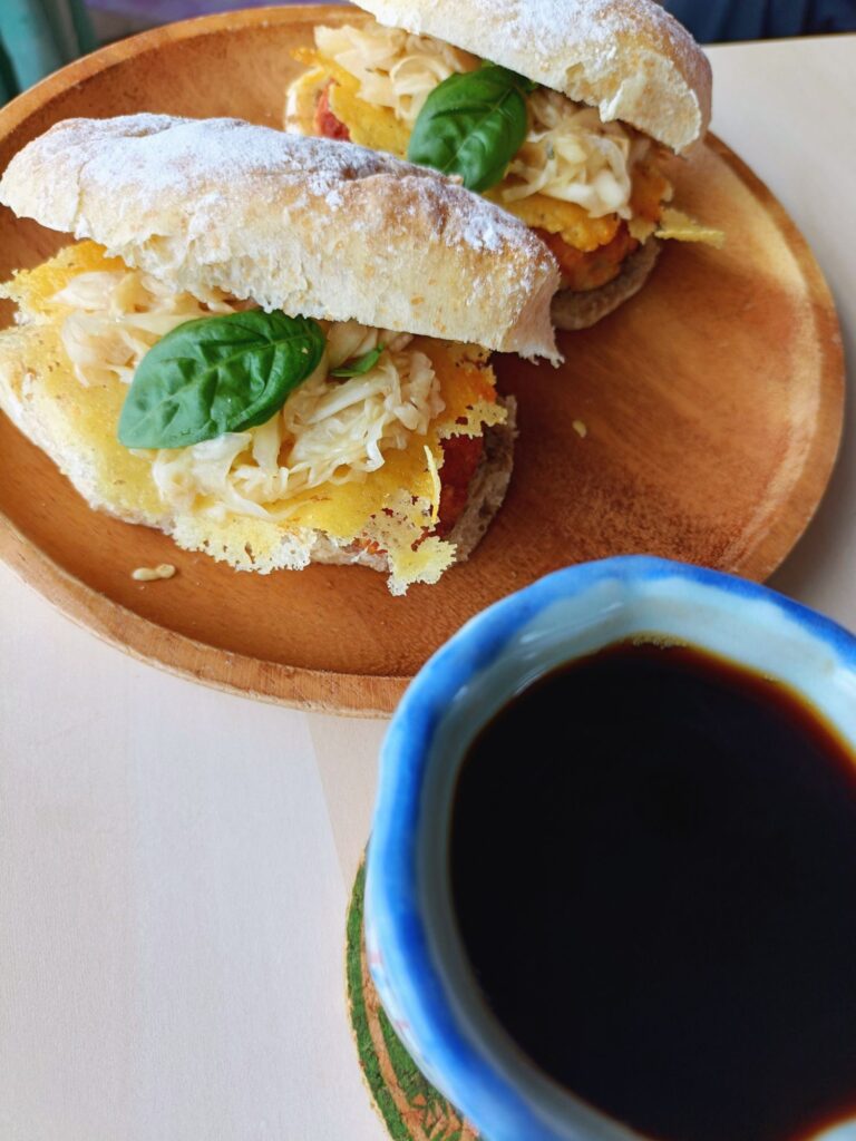 手作りのリュスティックサンドとイニックコーヒー「スムースアロマ」の贅沢なペアリング