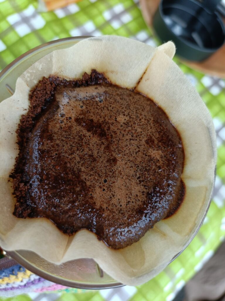 珈琲きゃろっとのコスタリカを淹れている様子。