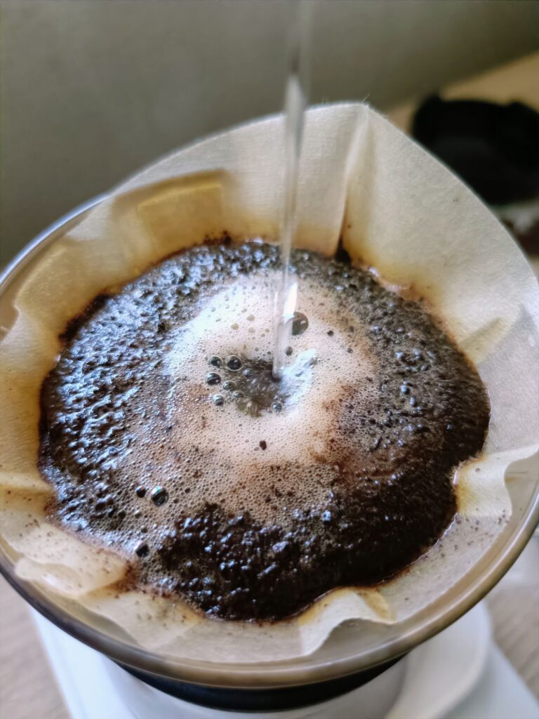 珈琲きゃろっとのグアテマラを淹れて粉が膨らんでいる様子。
