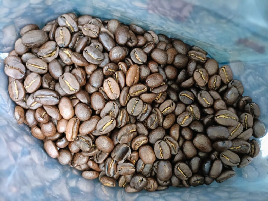 珈琲きゃろっとのグアテマラコーヒー豆の袋の中の様子。