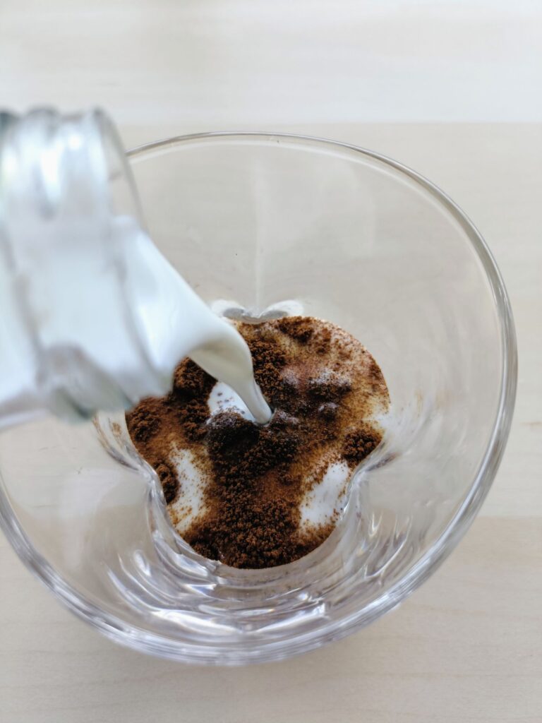 イニックコーヒー スムースアロマに牛乳を注いでいる