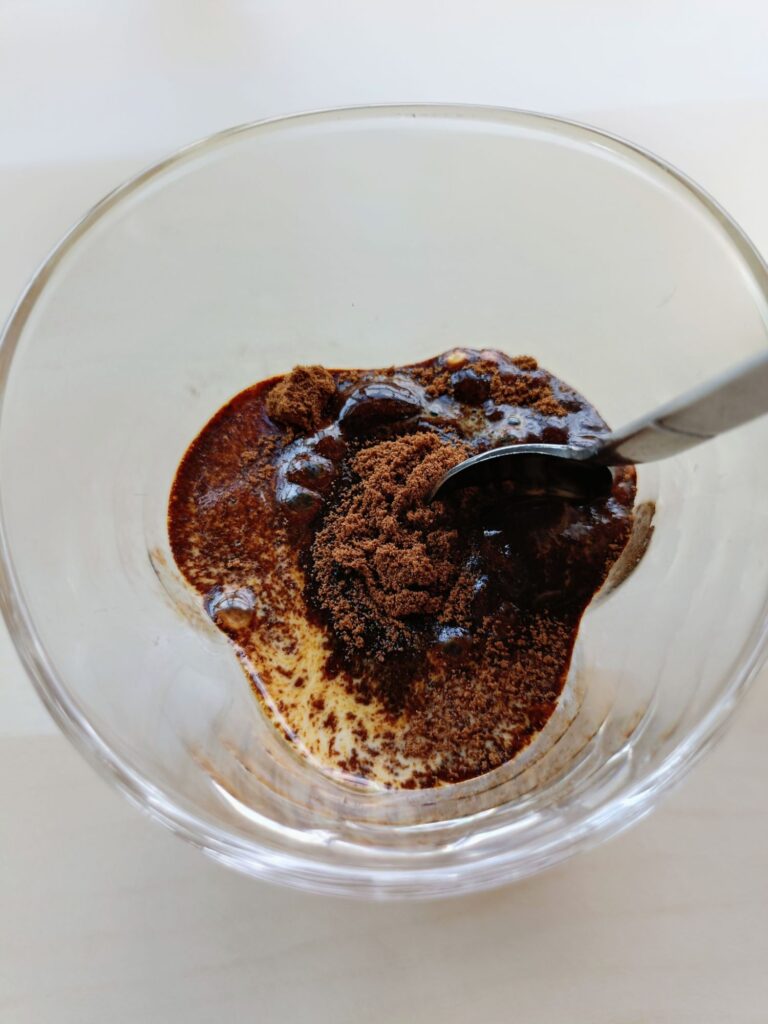 イニックコーヒー スムースアロマに牛乳を入れてスプーンでかき混ぜる。
