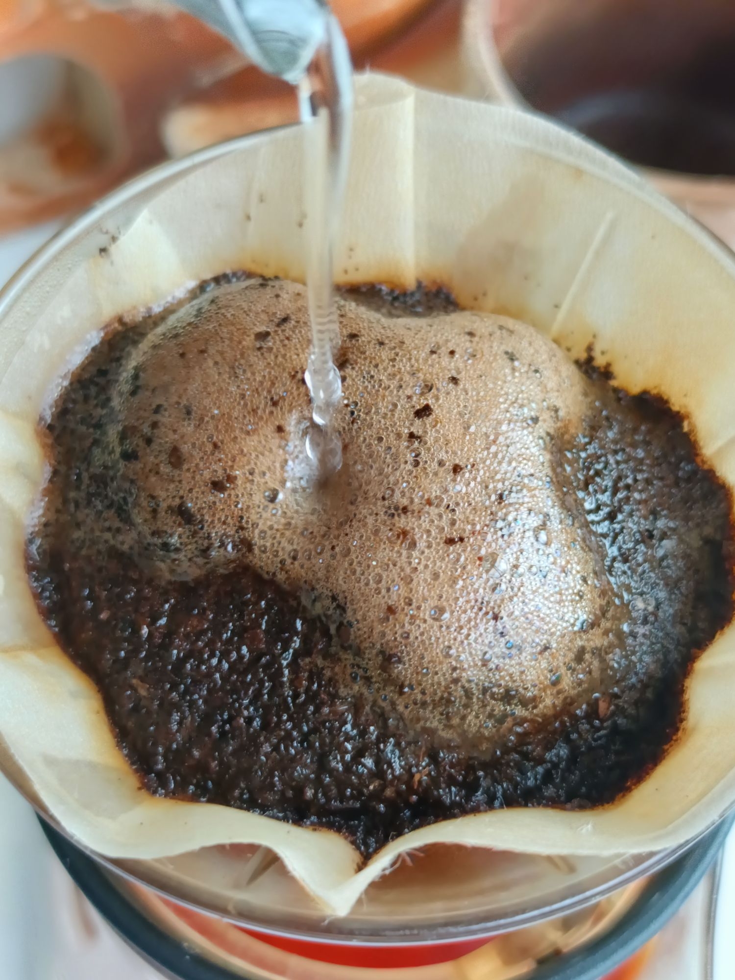 Leoコーヒーのマンデリンを淹れてる様子