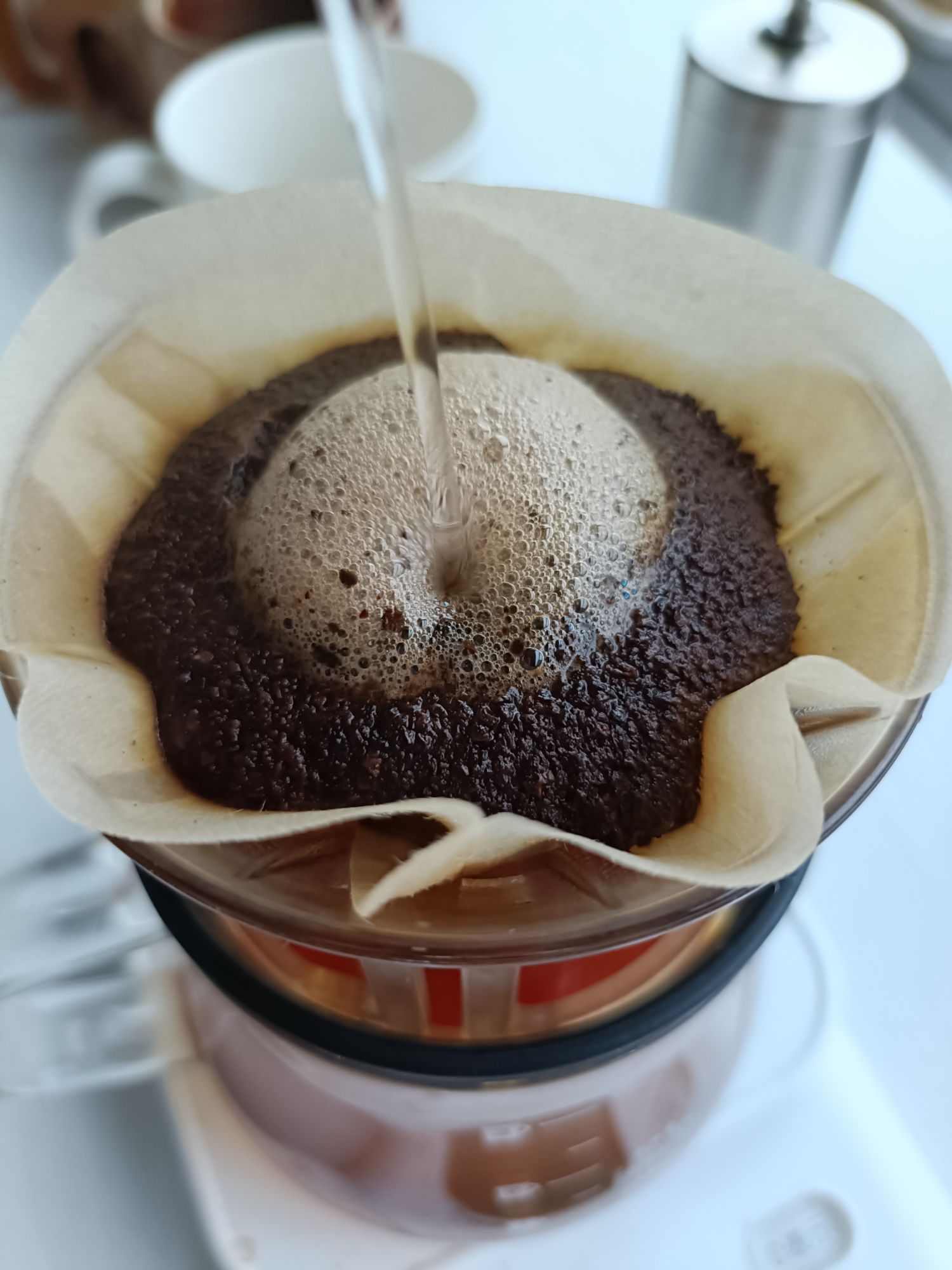 LEＯコーヒー、中煎りのニカラグア豆にお湯を注いでいる様子。