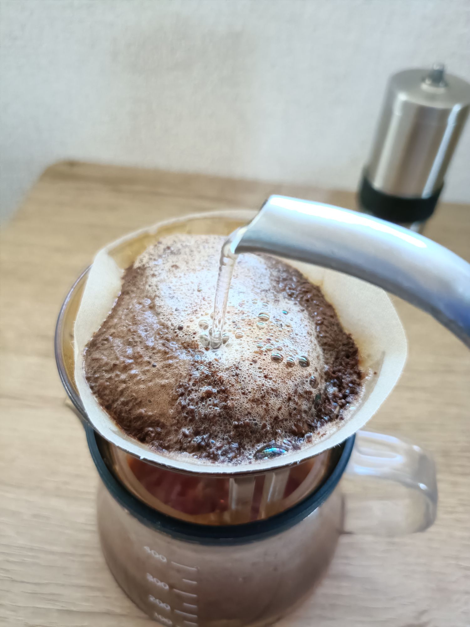 LEOコーヒーエチオピアを淹れているところ